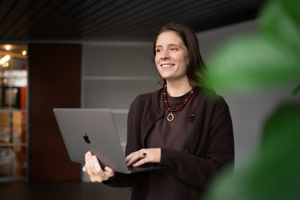 B2B online marketingspecialist met laptop tijdens strategieoverleg